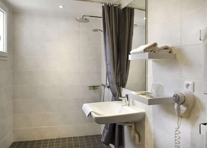 Hotel Logis Hotel Spa Restaurant Au Site Normand Clecy